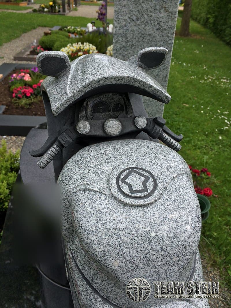 Motorrad-Skulptur aus hellem Granit, Nahaufnahme von Lenker und Tank